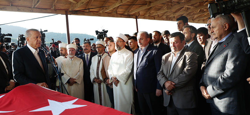Cumhurbaşkanı Erdoğan, maden ocağındaki patlamada hayatını kaybeden Rahman Özçelik için düzenlenen cenaze törenlerine katıldı